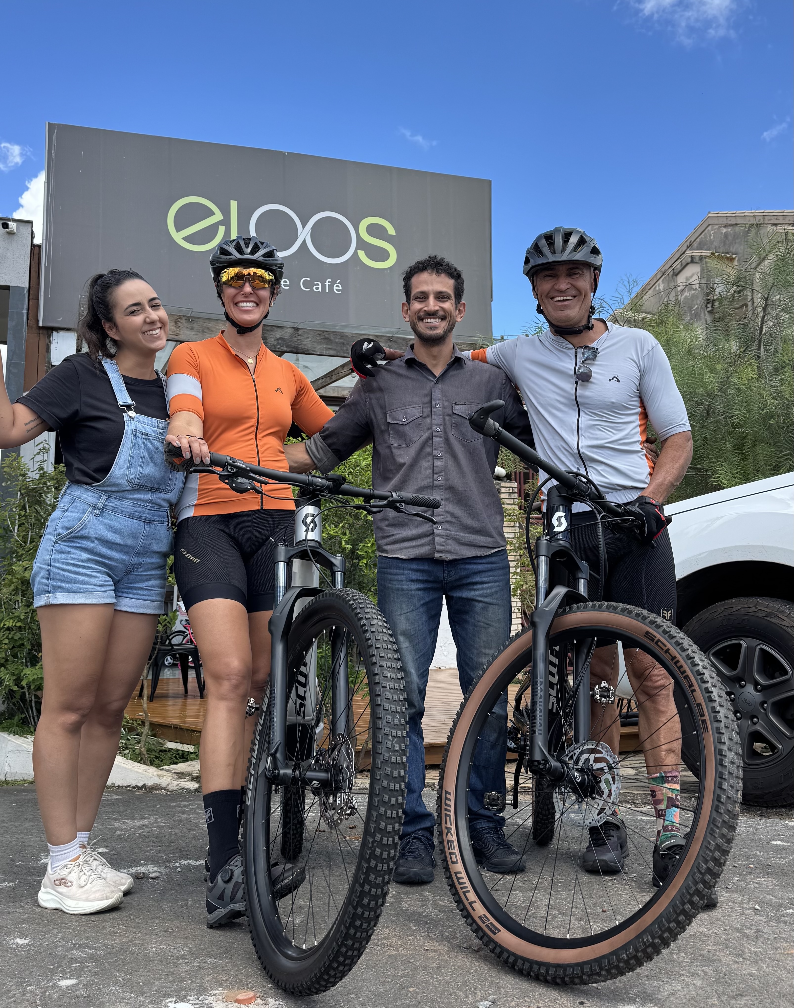 Eloos Bike e Café — ciclistas e oficina