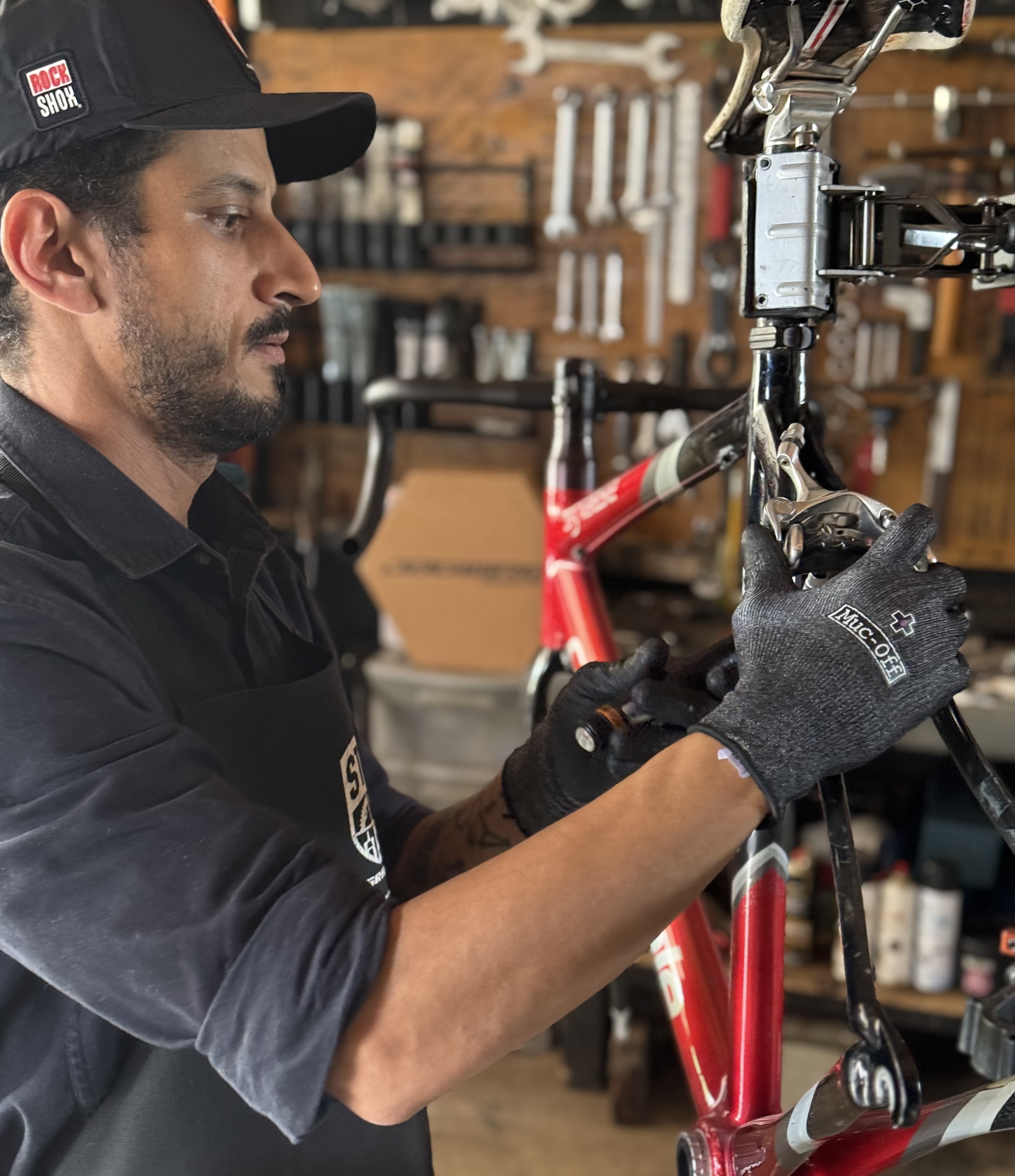 Manutenção de bike na oficina